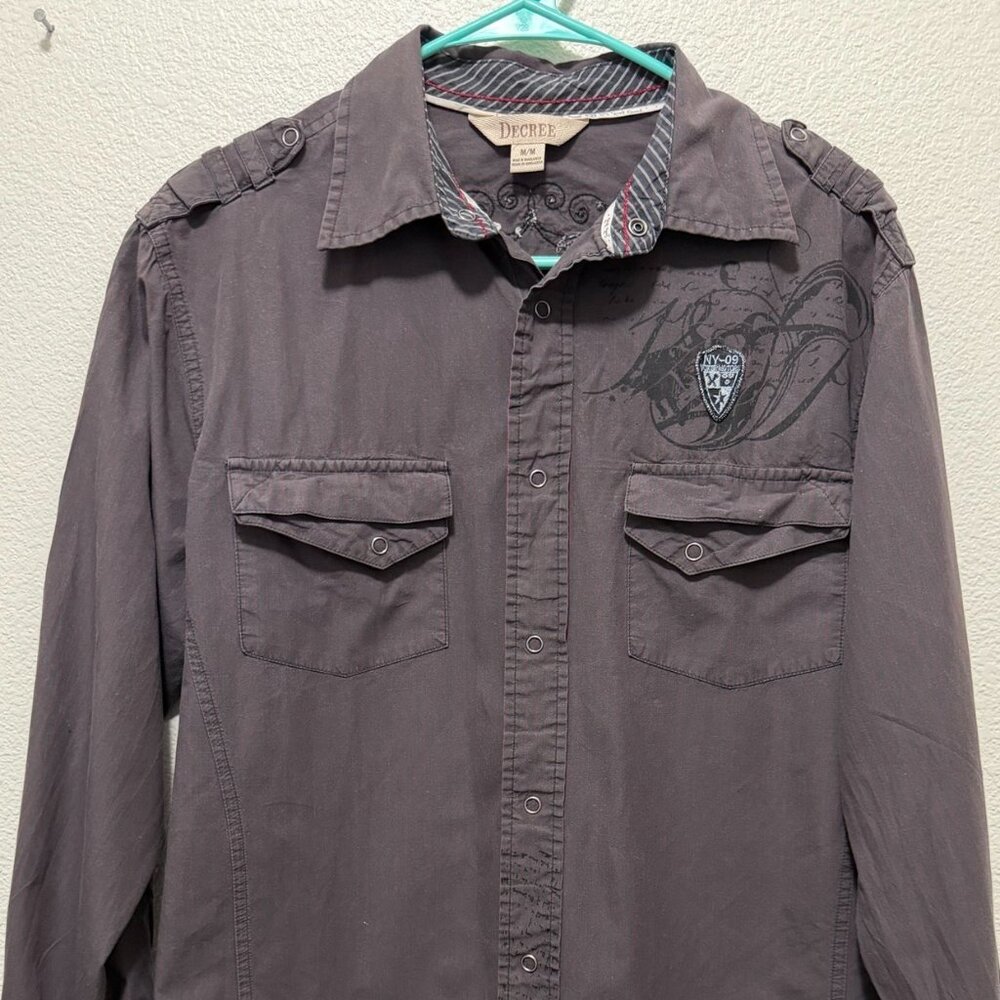 Decree gray with red stripes long sleep snap front closure, back embroidery, med